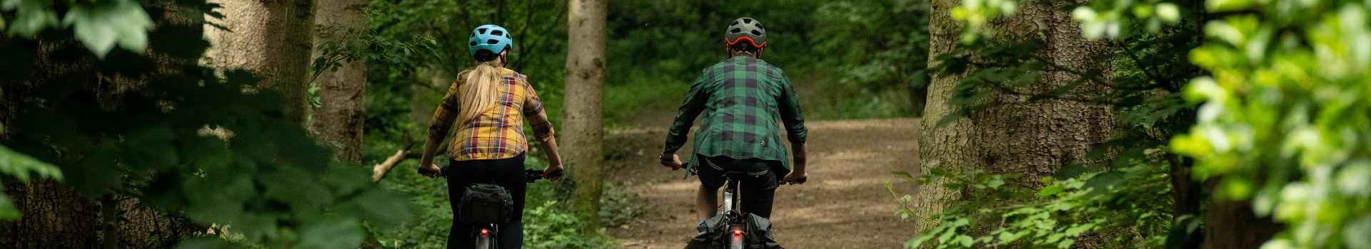 Gezin fietst door een Belgisch bos